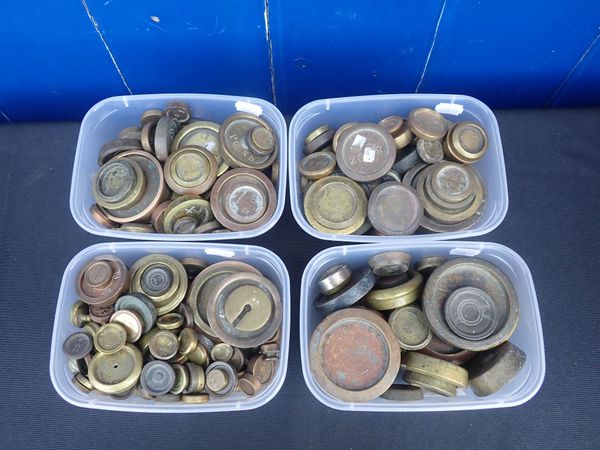 A QUANTITY OF VARIOUS BRASS WEIGHTS