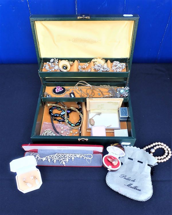 A COLLECTION OF COSTUME JEWELLERY