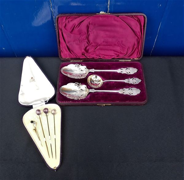 A CASED SET OF UNMARKED FRUIT SPOONS AND SUGAR SIFTER