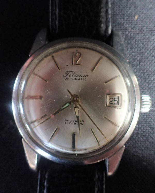 A TITANIC DATOMATIC GENTLEMAN'S STAINLESS STEEL WRIST WATCH