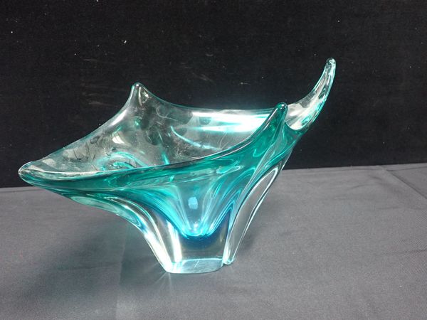 A  LARGE MID-CENTURY BLUE TINTED ART GLASS OVAL BOWL