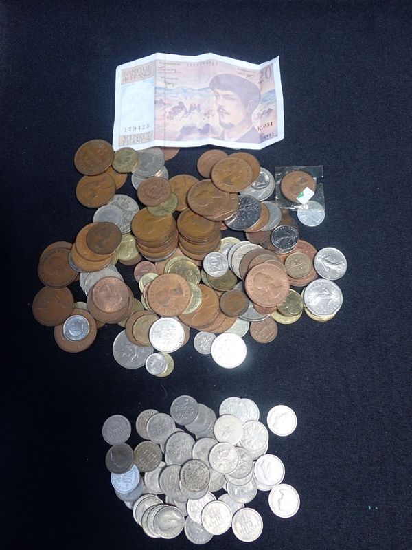 A COLLECTION OF UK AND FOREIGN COINS