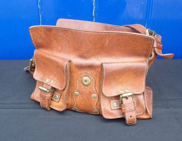 A MULBERRY BROWN LEATHER HAND BAG