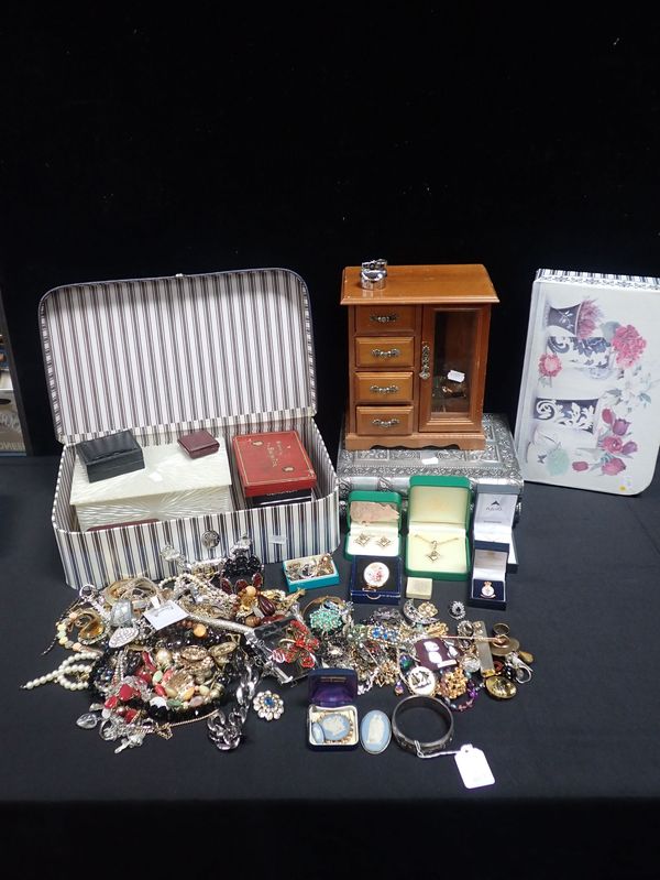 A LARGE COLLECTION OF COSTUME JEWELLERY