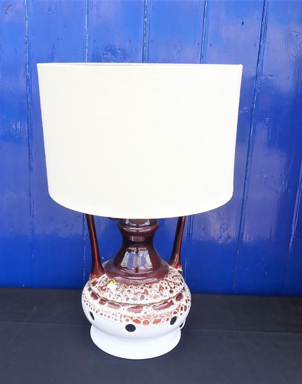 A RETRO MID-CENTURY DESIGN 1960s/70s POTTERY TABLE LAMP