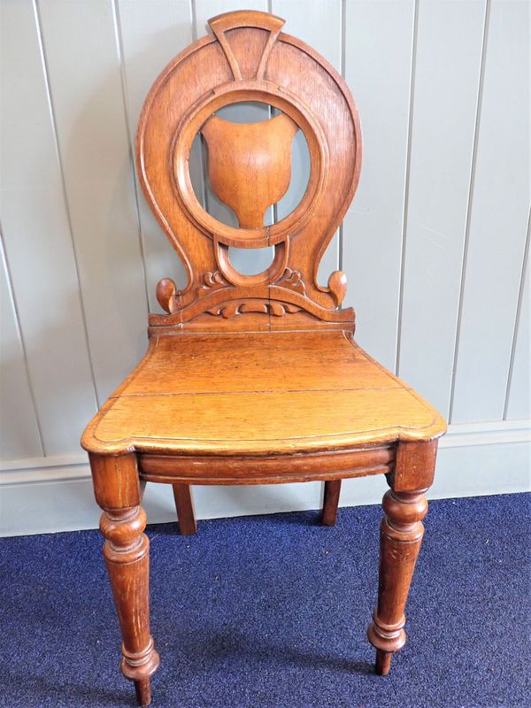 A VICTORIAN GOLDEN OAK HALL CHAIR