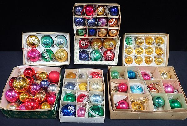 A COLLECTION OF VINTAGE GLASS CHRISTMAS TREE ORNAMENTS