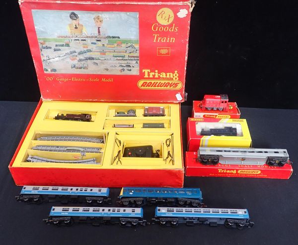 TRI-ANG '00' GAUGE GOODS TRAIN SET R3X