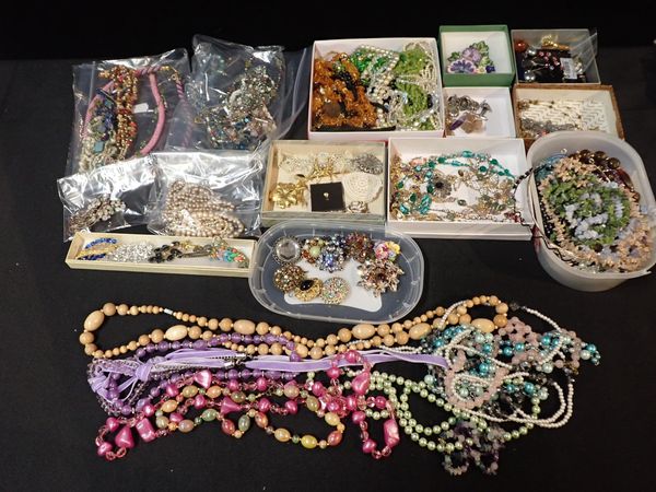 A QUANTITY OF COSTUME JEWELLERY