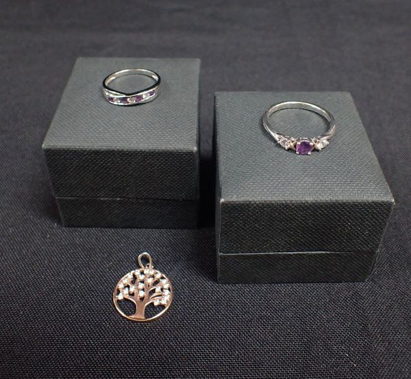 A 9ct WHITE GOLD RING, A SILVER RING