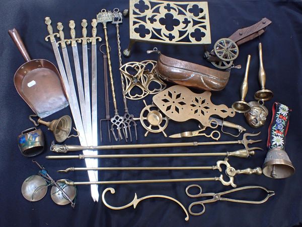 A QUANTITY OF BRASS AND COPPER WARE