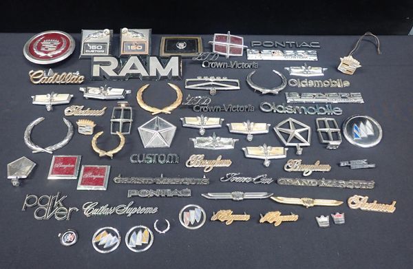 A QUANTITY OF CAR BADGES/LOGOS