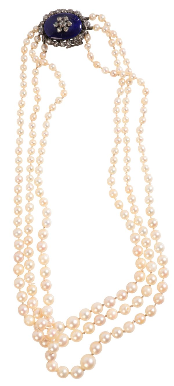 AN ANTIQUE THREE ROW PEARL NECKLACE