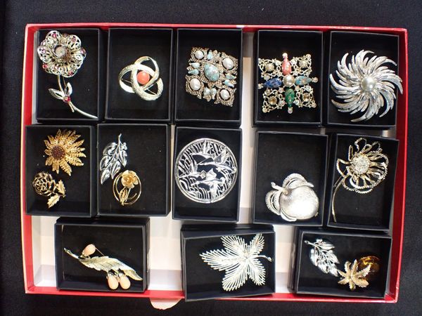 COLLECTION OF VINTAGE SARAH COVENTRY COSTUME BROOCHES