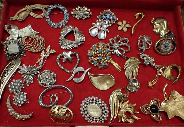A COLLECTION OF VINTAGE BROOCHES