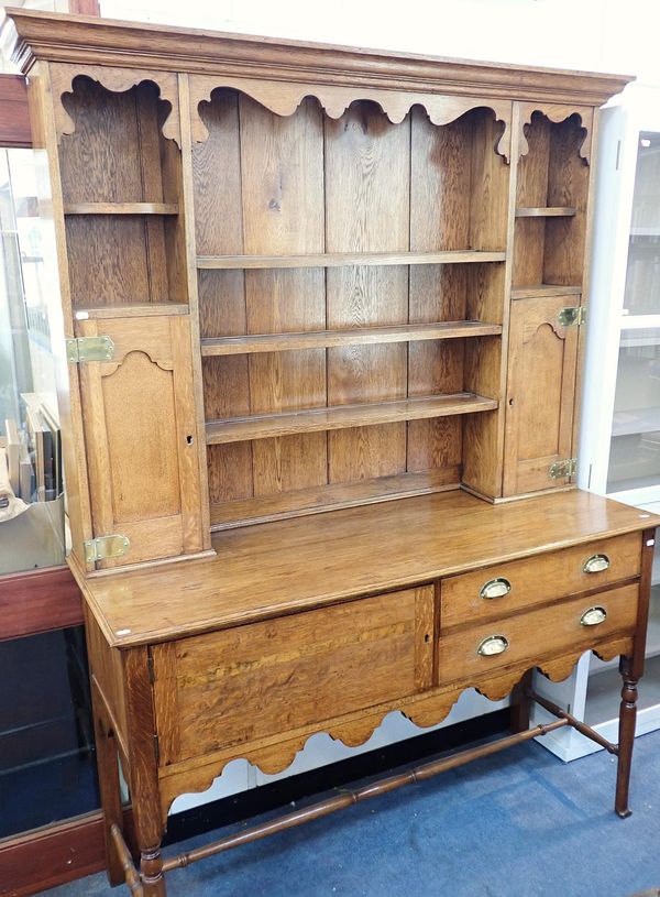 AN EARLY 20th CENTURY OAK DRESSER