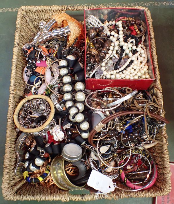 A QUANTITY OF COSTUME JEWELLERY