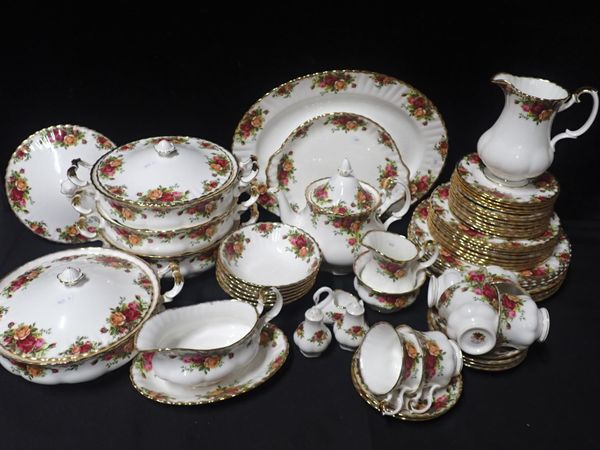 A QUANTITY OF ROYAL ALBERT 'OLD COUNTRY ROSES' DINNER AND TEA WARE