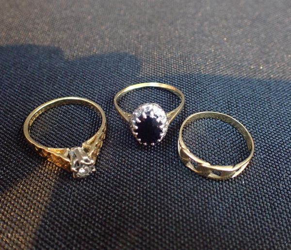 A HALLMARKED 18ct GOLD DRESS RING