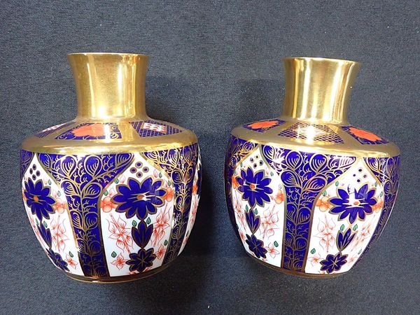 A PAIR OF ROYAL CROWN DERBY IMARI VASES