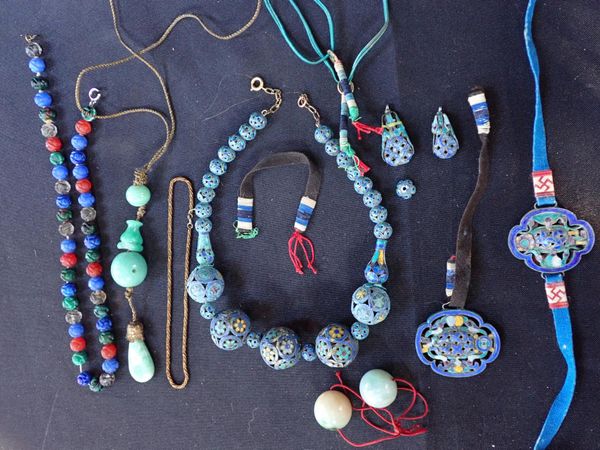 A CHINESE ENAMELLED METAL NECKLACE