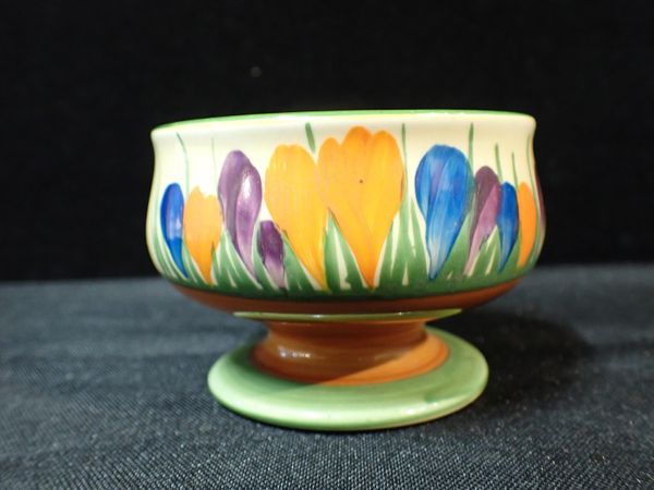 CLARICE CLIFF: A NEWPORT POTTERY FOOTED OPEN SALT