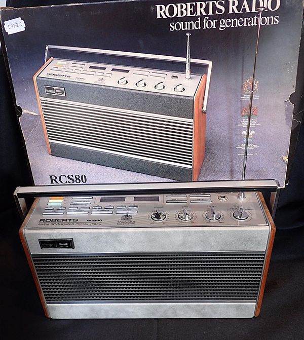 A VINTAGE ROBERTS RCS80 ALARM CLOCK RADIO