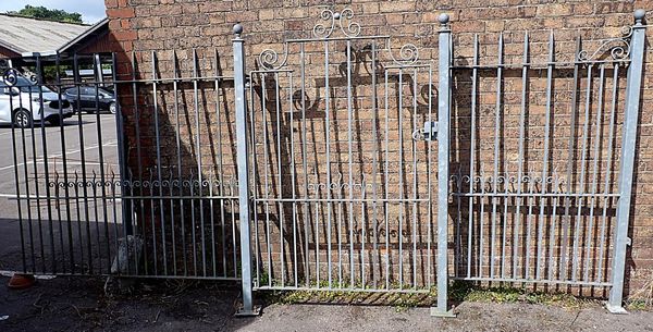 A GALVANISED METAL GARDEN GATE, OF TRADITIONAL DESIGN