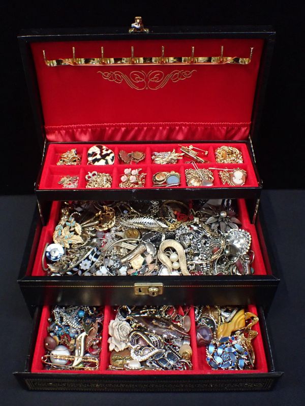 A COLLECTION OF COSTUME JEWELLERY