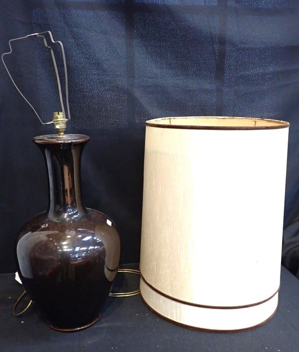 LARGE FAR EASTERN STYLE TABLE LAMP