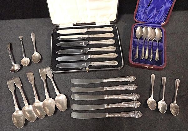 A QUANTITY OF SMALL SILVER ITEMS