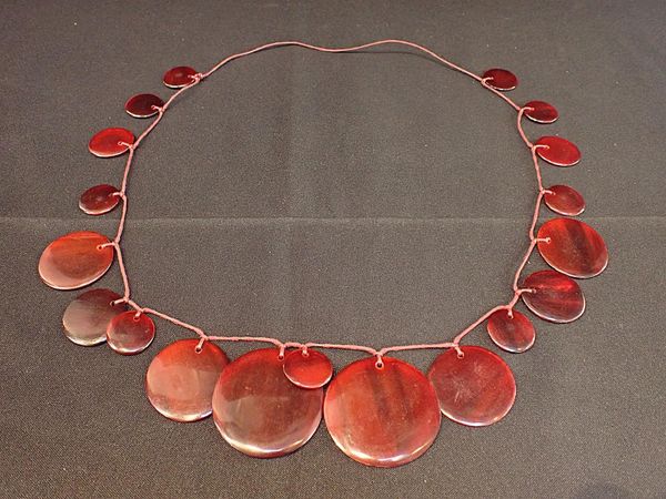 A VINTAGE 'CHERRY AMBER' STYLE BAKELITE DISC NECKLACE