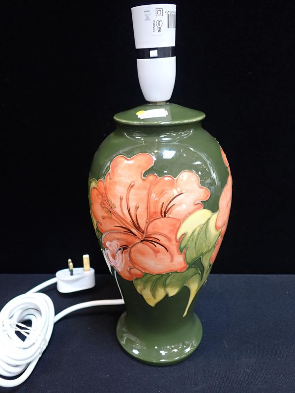 MOORCROFT: AN HIBISCUS TABLE LAMP