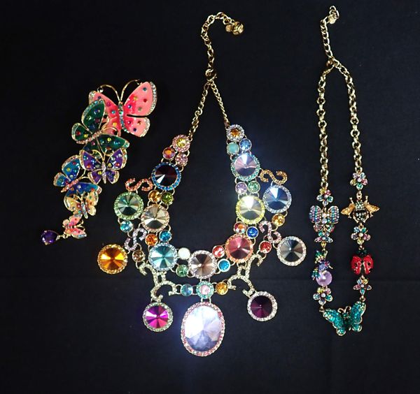 BUTLER & WILSON: A COLLAR NECKLACE