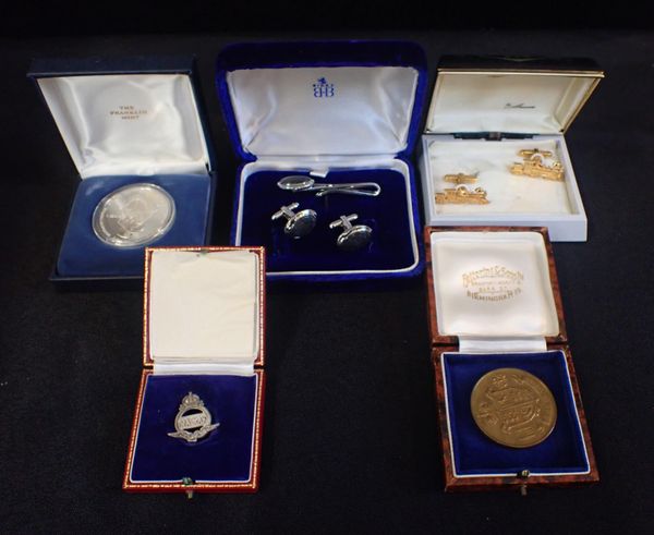 A COLLECTION OF CUFFLINKS, BROOCHES
