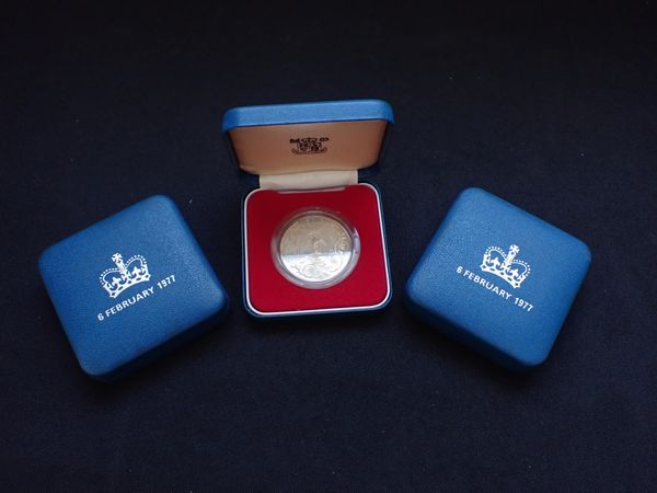 THREE CASED SILVER COMMEMORATIVE SILVER JUBILEE COINS