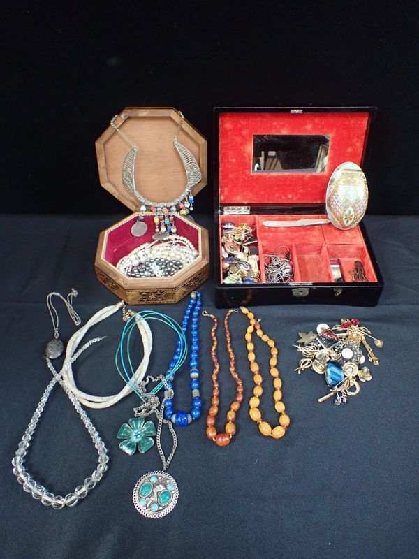 A QUANITY OF COSTUME JEWELLERY
