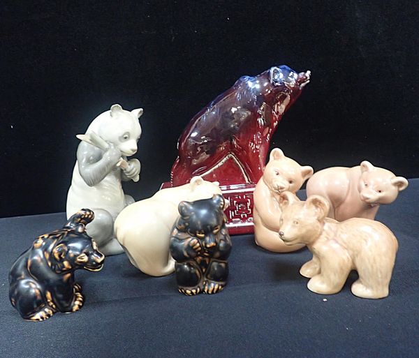 A QUANTITY OF PORCELAIN BEARS