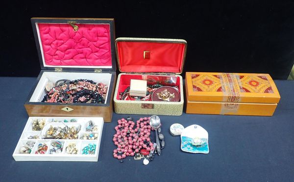 A QUANTITY OF COSTUME JEWELLERY