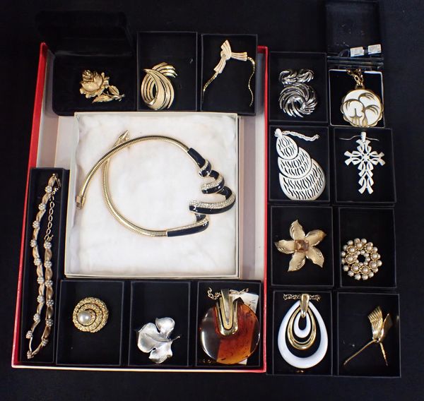 A COLLECTION OF VINTAGE TRIFARI COSTUME JEWELLERY