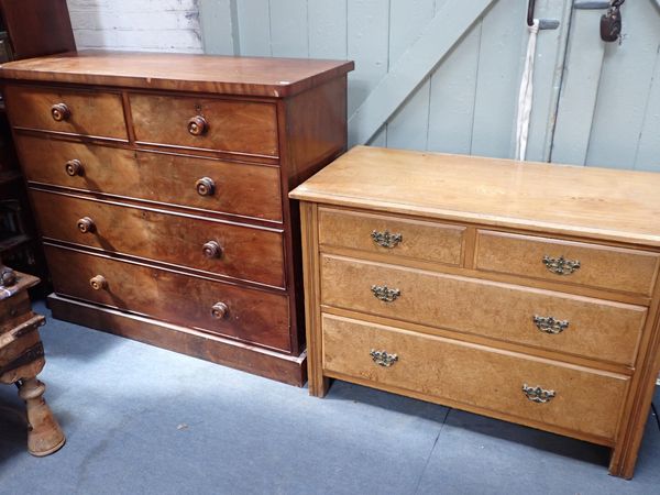 A VICTORIAN MAHOGANY CHEST OF DRAWERS