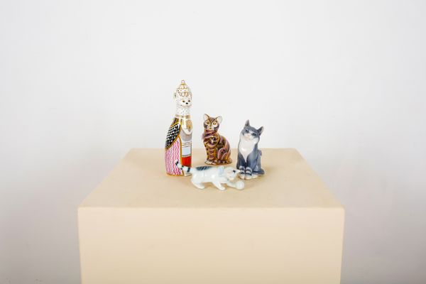 A ROYAL CROWN DERBY ‘BURMESE’ BONE CHINA CAT FIGURE