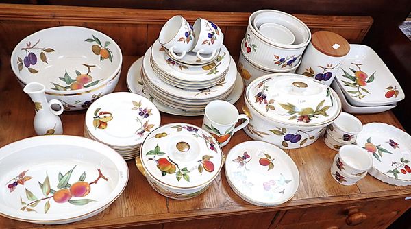 A QUANTITY OF ROYAL WORCESTER 'EVESHAM' TABLEWARE