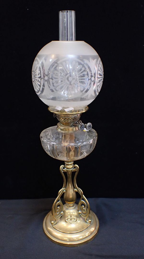 A LATE VICTORIAN BRASS TABLE OIL LAMP