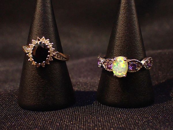 A 9ct GOLD DRESS RING