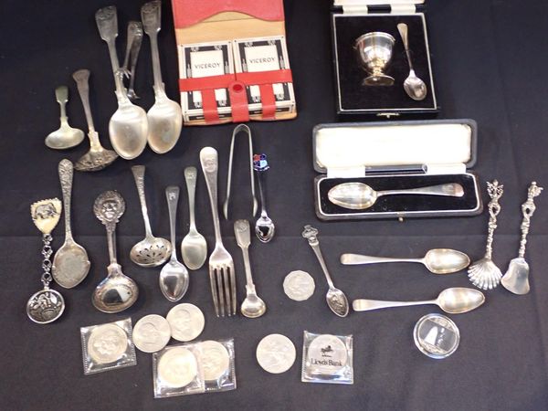 A SILVER EGG CUP AND SPOON, CASED