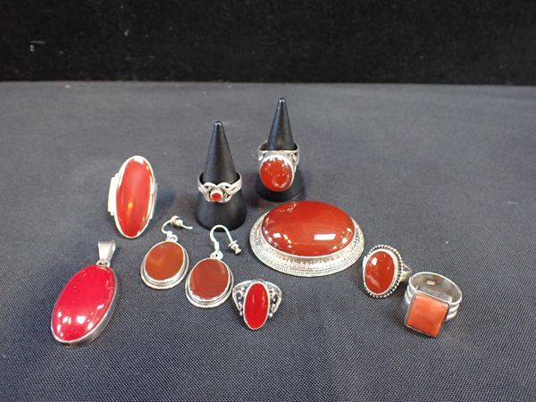 A COLLECTION OF AGATE JEWELLERY