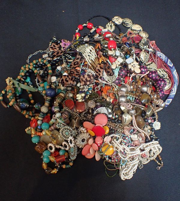 A QUANTITY OF COSTUME JEWELLERY
