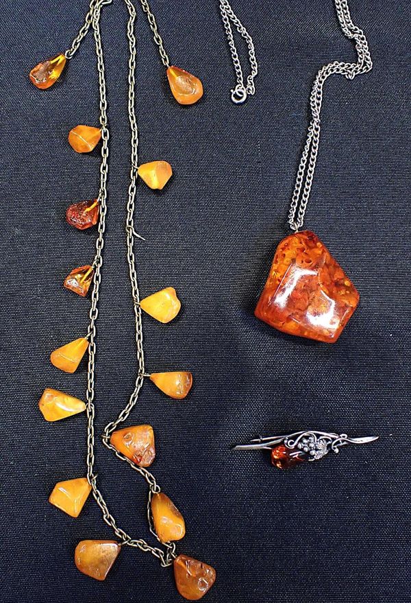 AN AMBER CHUNK NECKLACE