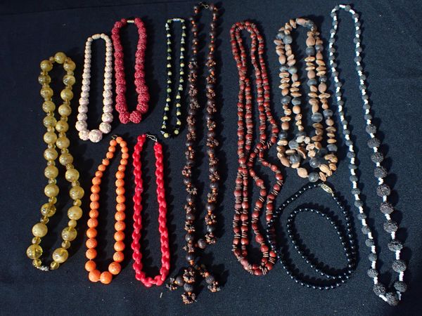 A COLLECTION OF VINTAGE BEAD NECKLACES